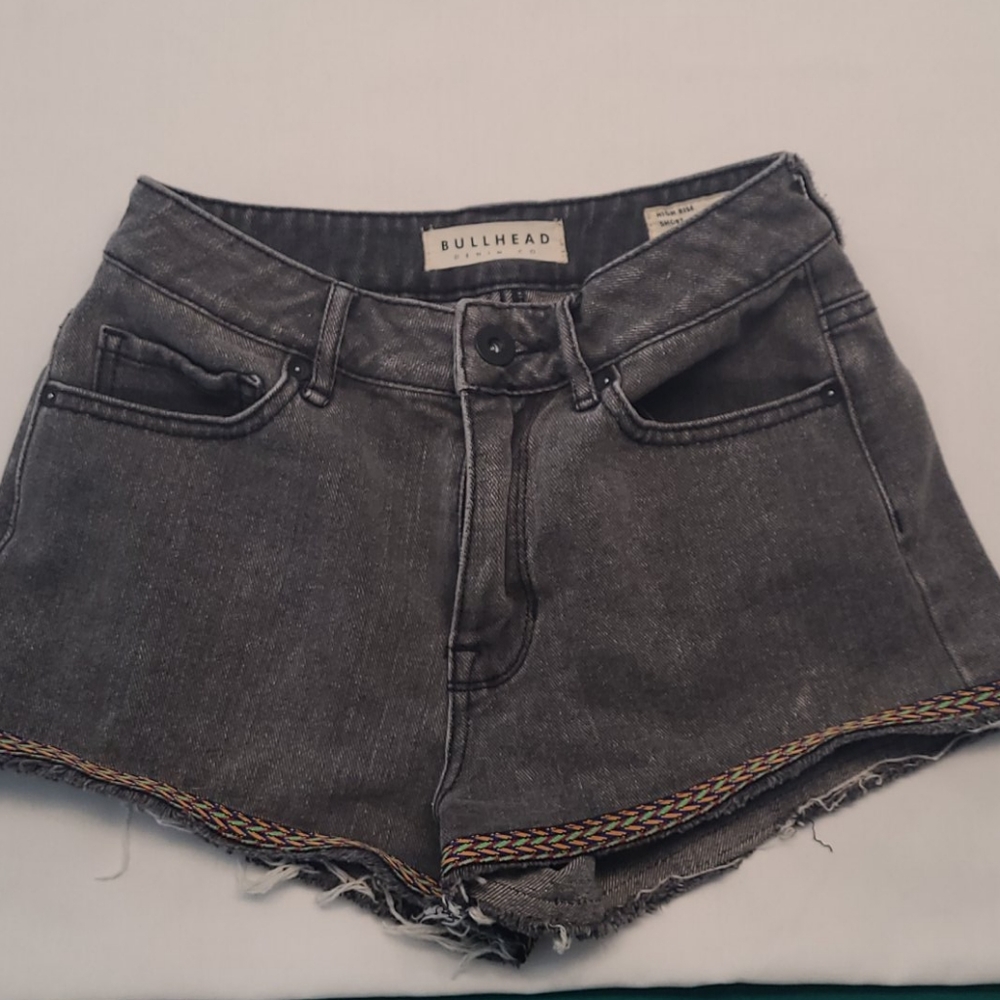 Bullhead denim Co. High rise jean shorts black cute trim